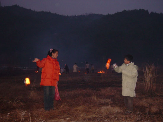 마주보며 쥐불을 돌리는 엄마와 아들의 모습, 정말 정겹죠? 